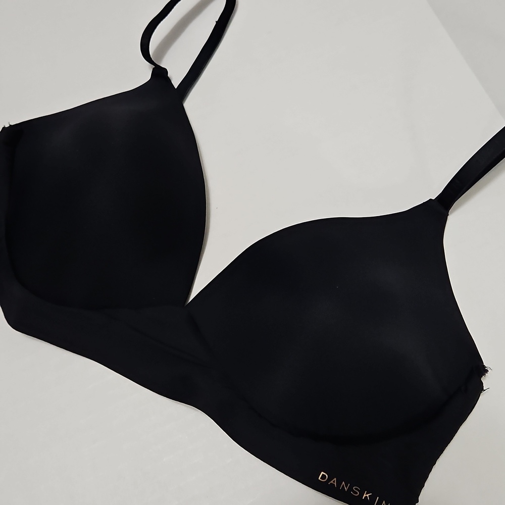 Danskin Black Seamless Molded Wireless Bra Size 36C